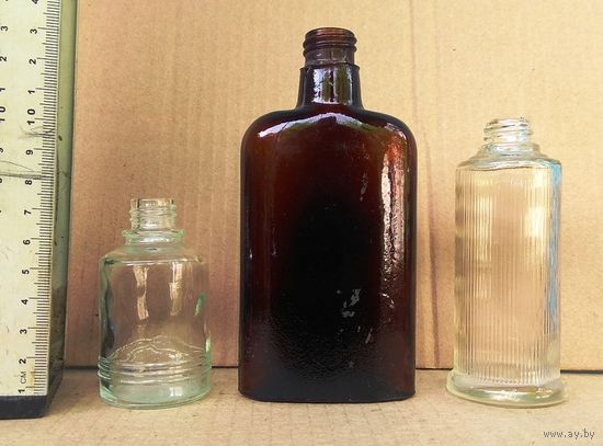 Старые флаконы (бутылочки) от парфюма и т.п.