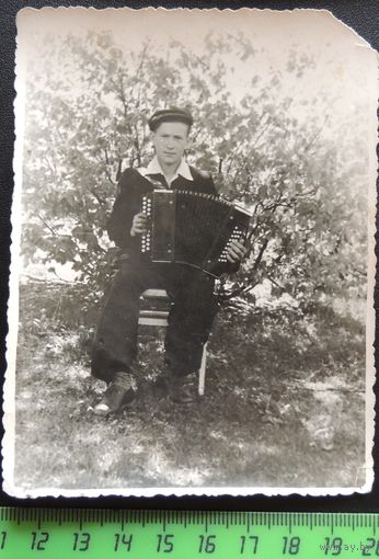 Фото "Молодой гармонист", Лунинецкий р-н, д. Синкевичи, 1947 г.