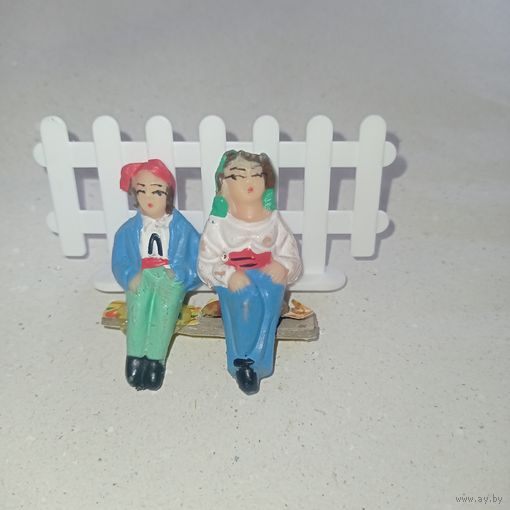 Маленькие Винтажные фигурки, сидящие на скамейке мужчина и женщина, пара.