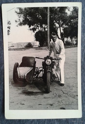 Фото с мотоцикла с коляской. Конец 1940-х. 6х9,5 см