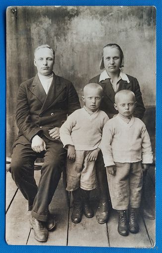 Фото семьи. 1930-е. 9х14 см