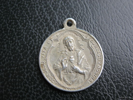 Католический медальон.