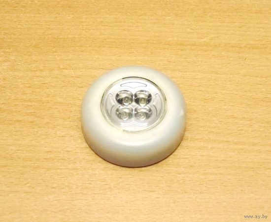 Светодиодный светильник (серый цвет). Характеристики: четыре светодиода, питание от 3x батареек типа ААА.
