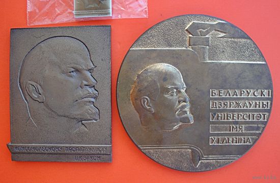 Настольная медаль-плакетка ,,Комсомольскому пропагандисту" +значок