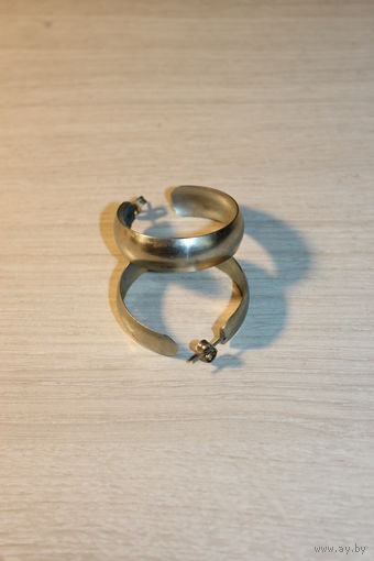 Мельхиоровые серьги-кольца, диаметр 3.5 см., ширина 9 мм., клейм нет.