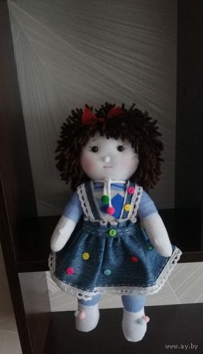 Куколка текстильная в джинсовом платье.)