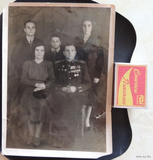 Фото послевоенное семьи офицера с наградами