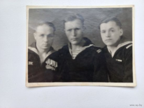 ФРОНТОВОЕ Фото 1943 моряки краснофлотцы- награды,с Эсм" Сообразительный " подписано (А21)