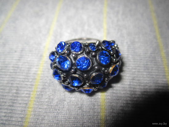 Кольцо объемное с синими камнями