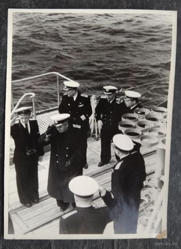 Фото посещения адмиралом Н.Г. Кузнецовым  крейсера А.Н. 1953 г. 13х18 см
