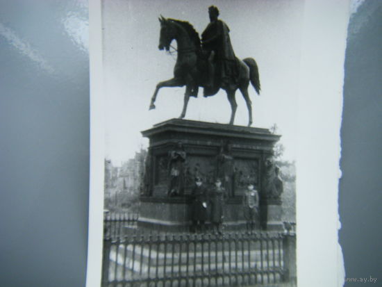 Фото Бойцы РККА позируют на фоне немецкого памятника. Задний план руины города.