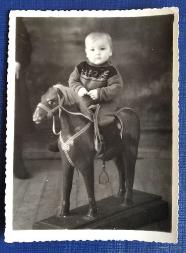 Фото ребенка на игрушечной лошадке. 1956 г. 8х11 см