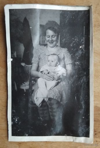 Фото женщины с ребенком. 1950-е. 8х12 см.