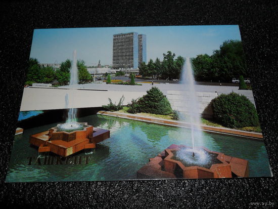 Открытка Ташкент. Административное здание на площади В.И. Ленина