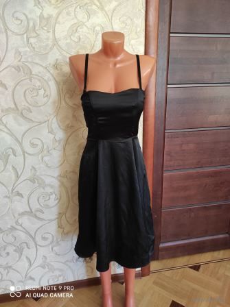 Черное платье New look на 44-46 размер. Длина 83 см, снизу + 3 см кружево, ПОталии тянется 33-35 см, черный атлас. Очень красиво смотрится на фигурке, хорошее состояние.