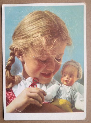 Девочка с куклой. Германия. 1950-60-е. Подписана