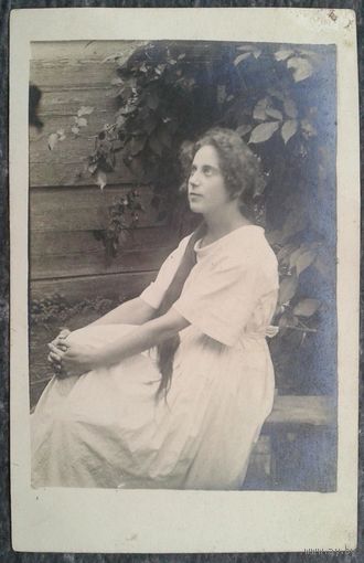 Фото задумчивой девушки. 1920-е. 9х14 см.