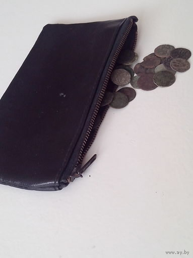 Старый кошелёк с монетами.