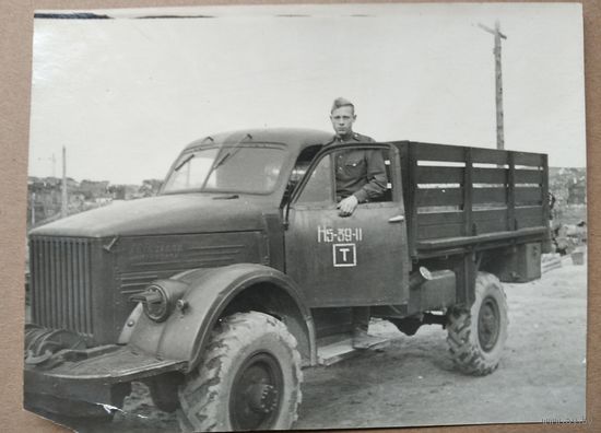 Фото солдата у автомобиля. 9х12 см