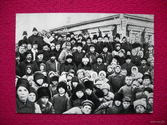 Ленин и Крупская в группе крестьян на празднике. 1961 г. Чистая.