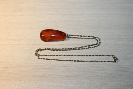Янтарный кулон с цепочкой, времён СССР, длина цепочки 60 см.