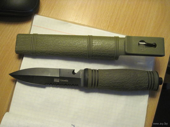 Нож в ножнах Columbia 1718D.