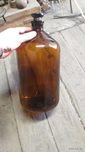 Большая стеклянная бутылка с пробкой