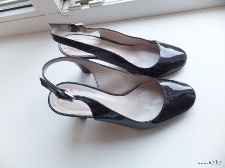 Фирменные итальянские туфли Alberto Zago на 37 размер. материал - натуральный лак. На ножке смотрятся очень стильно,удобны при носке. Носила совсем немного. Приобретала за границей дорого.
