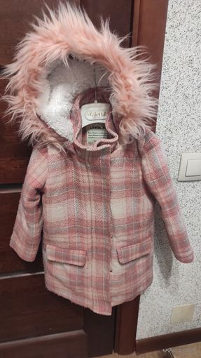 Теплое пальто на рост 98-104 см, зима. Цвет нежно-розовый, очень красивый. Пальто достаточно теплое, внутри на теплой меховушке, носили сезон.