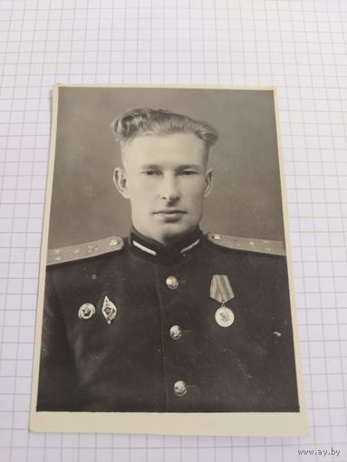 Старший лейтенант. Артиллерия. 1952. Знаки, медаль