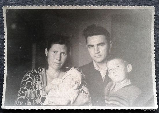 Фото минской семьи. 1953 г. 9х13 см.