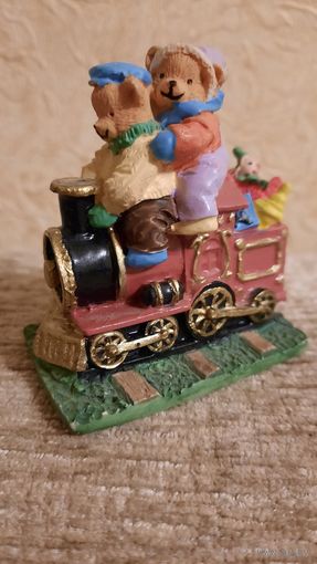 Коллекционная фигурка "Мишка Тедди на поезде"