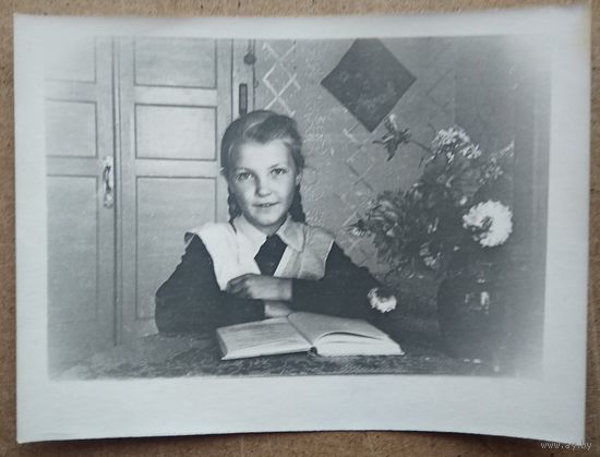 Фото школьницы. 1950-е. 9х12 см.