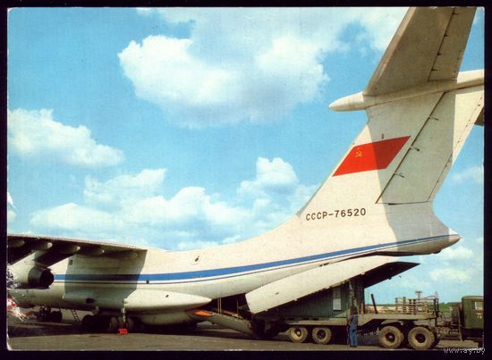 Загрузка самолёта Ил-76Т