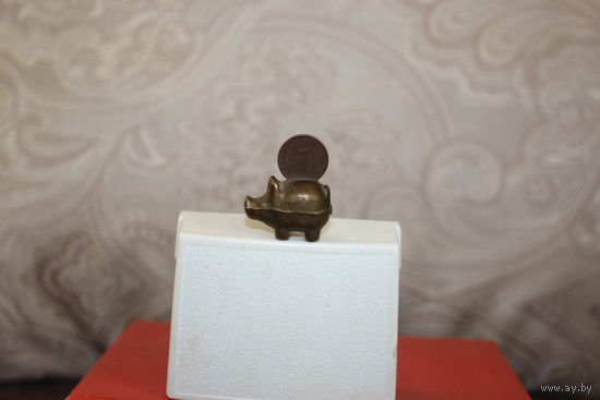 Латунная миниатюра "Свинка-копилка", высота 4 см.