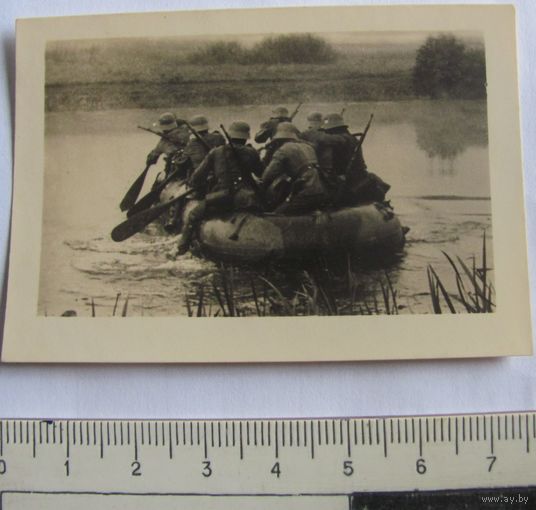 Фото 39 времен войны 1 переправа немцев на надувной лодке