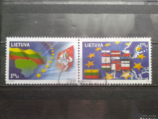 Литва 2004 Вступление в Евросоюз, герб Литвы и флаги стран, сцепка