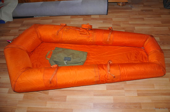 Лодка спасательная из НАЗа лётчика СССР из прочнейшей ткани.Носится в пакете-см на фото.