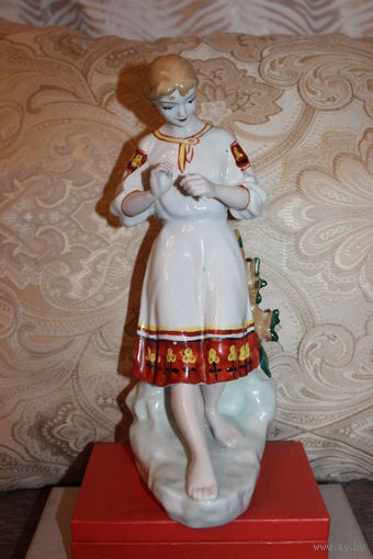 Фарфоровая статуэтка "Гадание на ромашке", времён СССР, высота 29.5 см.
