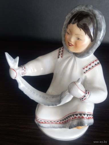 Фарфоровая статуэтка. Девочка Якутка с севрюгой. ЛФЗ 1954