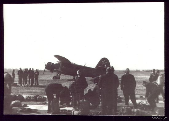 Фото Подготовка парашютов перед посадкой в самолёт