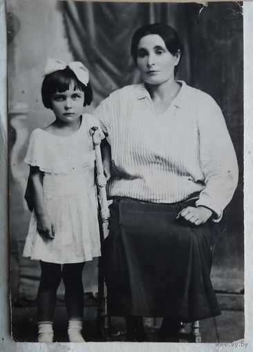 Фото девочки с няней. 1927 г 6х8 см.