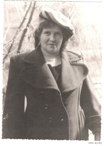 Фото дамы, жены офицера из Группы советских войск в Германии. 1946 г. 10х14 см.