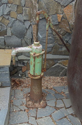 Колонка для воды из СССР. Прекрасный дизайновый элемент для Вашего сада.