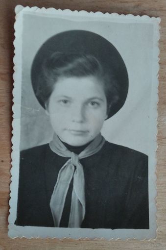 Фото девушки с галстуком. 1950-е. 5.5х9 см