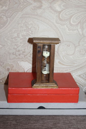 Песочные часы в деревянном корпусе, высота 11 см., на 5 минут.