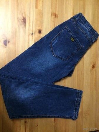 Стильные джинсы на 44-46 размер, состояние новых. Не подошли по размеру, качественные, плотные джинсы. Длина 102 см, ПОталии 41 см. Надеты один раз. Цвет насыщенно синий.
