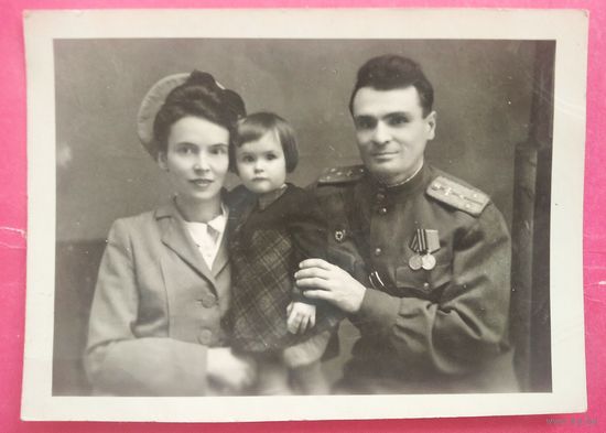 Фото военного с семьей. Медали. 8.5х12 см.