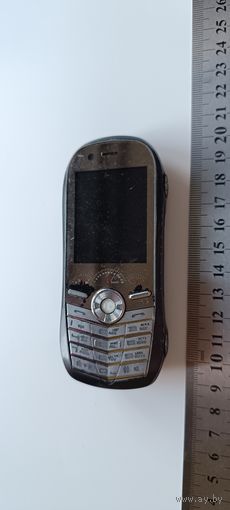 Мобильный телефон в виде черной машины кнопочный.