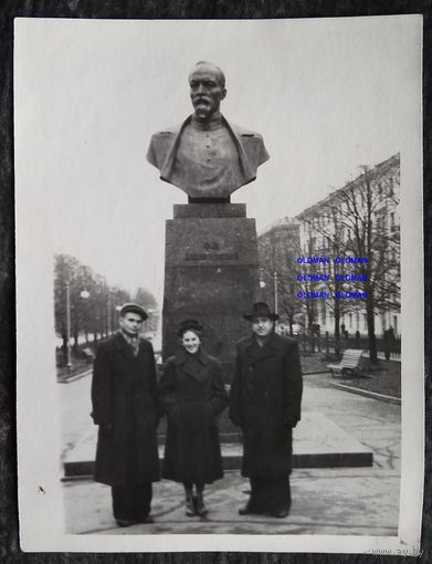 Минск. Фото у памятника Ф.Э. Дзержинскому. 1950-е. 9х12 см.